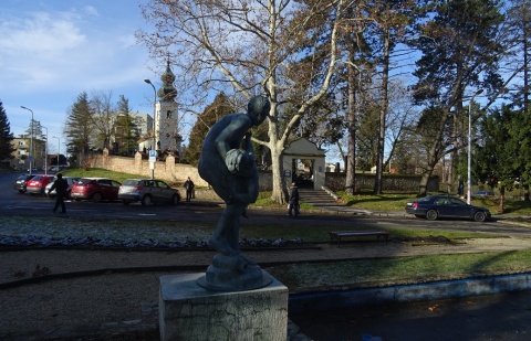 Kis makrancos szobor a temető előterében  2017